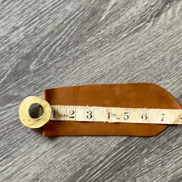 Vintage Made in Italy Rare Leather band with Gold tone beaten metal clasp. - Picture 7 of 12